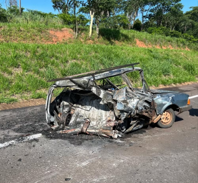 Duas pessoas morrem em acidente na SP 300 em Mirandópolis; um dos carros pegou fogo