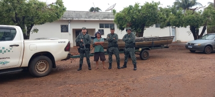 Polícia Ambiental recupera barco furtado de Itapura naufragado no rio de Castilho