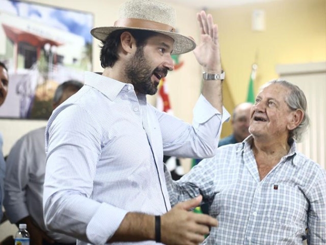 Vice prefeito de Nova Independência presenteia secretário de Agricultura com chapéu da Viralcool