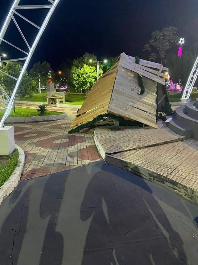 VÂNDALOS DESTROEM CASINHA DO PAPAI NOEL NA PRAÇA CENTRAL DE MURUTINGA DO SUL