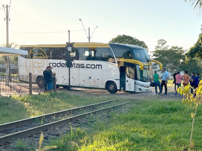 Ônibus fica “enroscado” na travessia da linha férrea no centro de Andradina