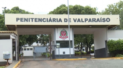 Polícia Penal e Polícia Civil realizaram operação em Valparaíso sendo apreendido 176 celulares, 15 rádios HT, 200 comprimidos sem origem e uma munição 9mm