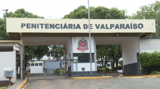 Polícia Penal e Polícia Civil realizaram operação em Valparaíso sendo apreendido 176 celulares, 15 rádios HT, 200 comprimidos sem origem e uma munição 9mm