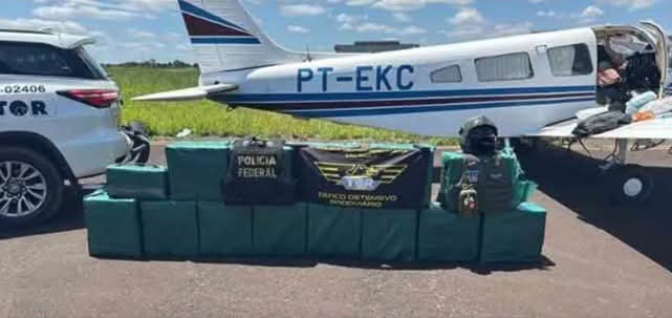 POLÍCIA ENCONTRA 400 KG DE PASTA BASE DE COCAÍNA EM AVIÃO APÓS POUSO EM PENÁPOLIS