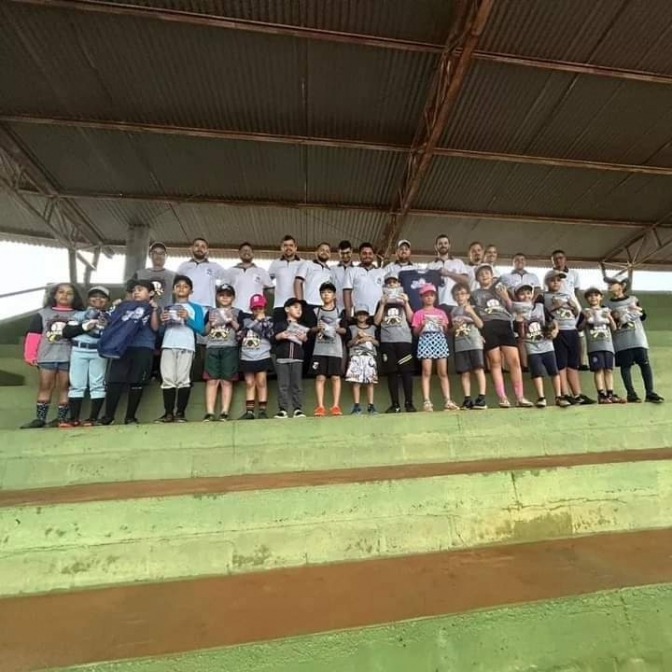 Clube dos treze de Guararapes doou uniformes para equipe infantil de Beisebol