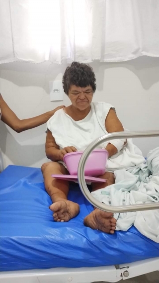 Moradora de rua agredida violentamente em Andradina recebe os cuidados da família