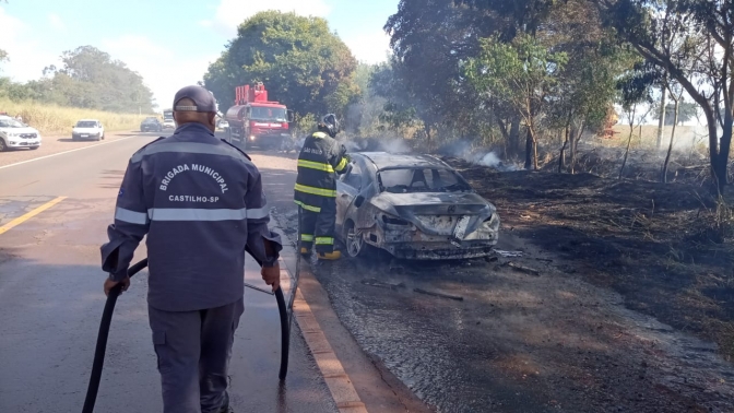 Mercedes Benz de luxo fica destruída após pegar fogo em rodovia de Castilho