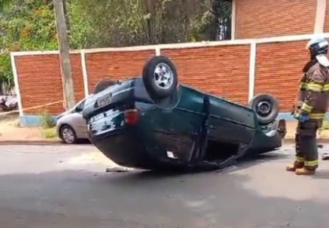 Veículo capota em plena luz do dia na Vila Botega em Andradina