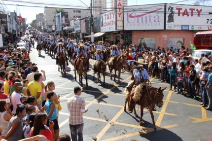 Cavalgada Entre Amigos percorre ruas da Terra do Rei do Gado