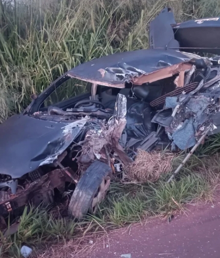 Motorista de carro morre após bater contra micro-ônibus em rodovia de Pereira Barreto