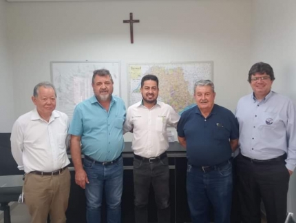 DIRETORIA DA SANTA CASA RECEPCIONA REPRESENTANTE DA EMPRESA D. CARVALHO – JOHN DEERE