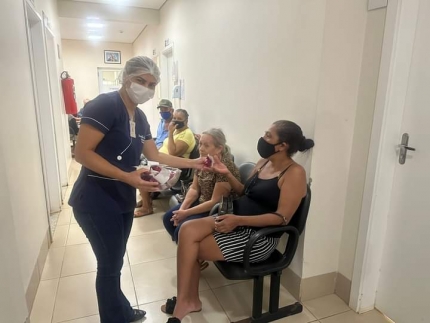 Na dia internacional da Mulher, o Hospital Auxiliadora entregou lembrancinhas na Oncologia e UTI Neonatal
