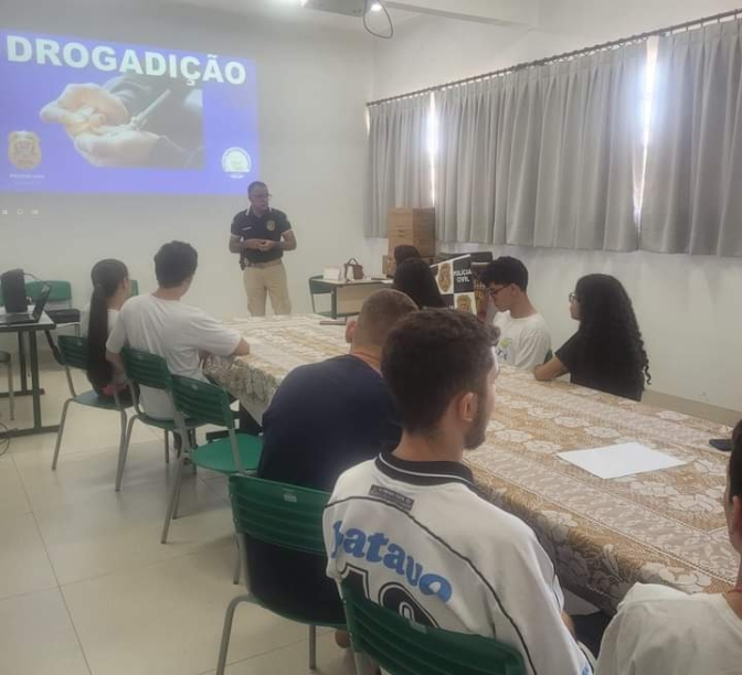 POLÍCIA CIVIL REALIZA PALESTRA SOBRE PREVENÇÃO AO USO DE DROGAS PARA ESTUDANTES DE ESCOLA ESTADUAL EM DRACENA