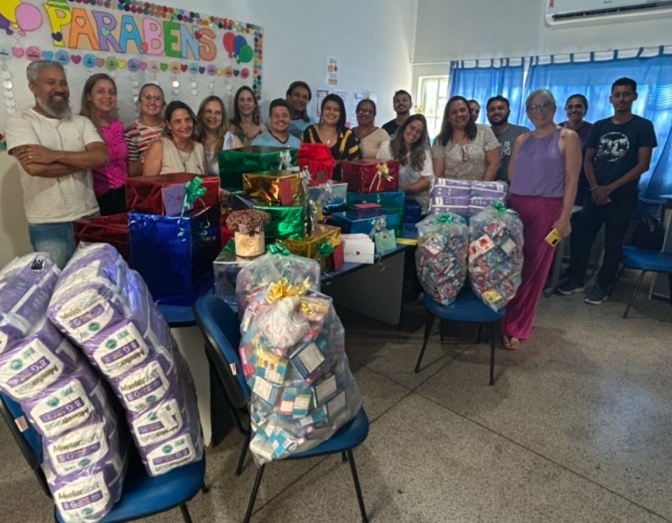 Escola Municipal de Três Lagoas doa gelatinas e fraldas geriátricas ao Hospital Auxiliadora