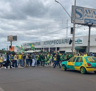 Andradinenses fazem manifestação pacífica na avenida Guanabara