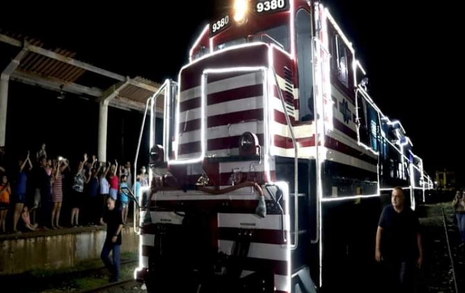 TREM DE NATAL ILUMINADO PERCORRE O INTERIOR PAULISTA. ANDRADINA ESTA FORA DO ROTEIRO