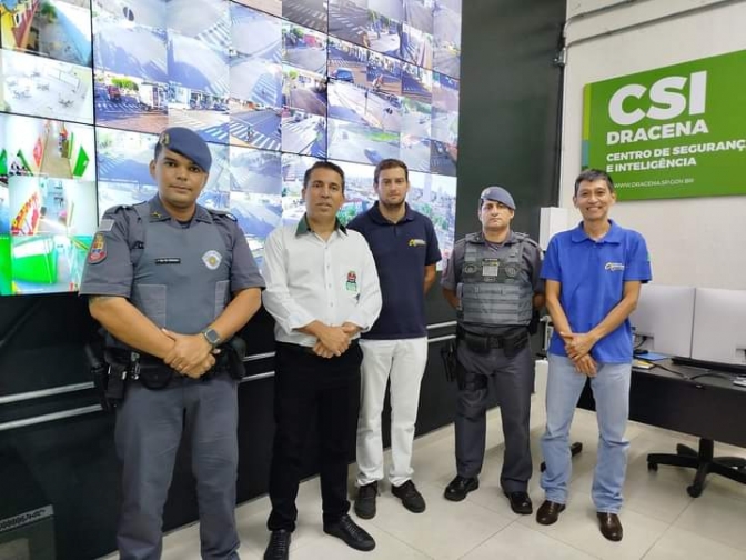 AUTORIDADES POLICIAIS E SERVIDORES  MUNICIPAIS DA PREFEITURA DE ANDRADINA VISITAM O CENTRO DE SEGURANÇA E INTELIGÊNCIA EM DRACENA