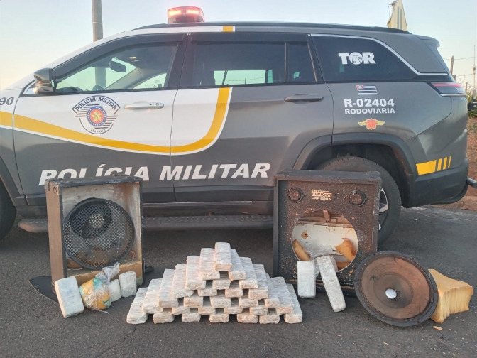 POLICIAMENTO RODOVIÁRIO FLAGRA PASSAGEIRO COM 33  KG DE MACONHA DENTRO DE CAIXAS DE SOM EM RODOVIA DE GLICÉRIO/SP