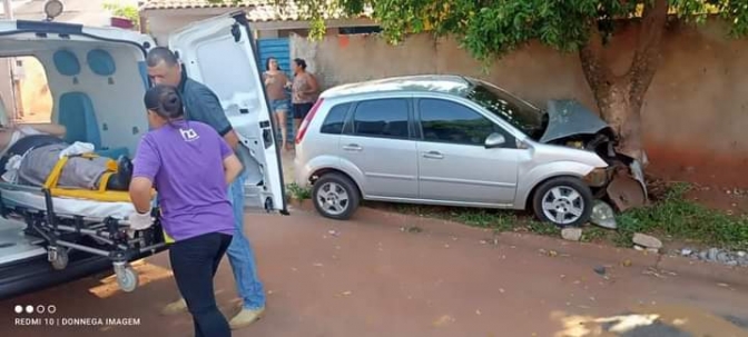 Motorista passa mal, perde o controle do carro e bate em árvore em Castilho