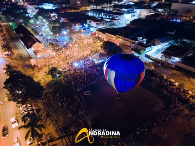 Mais de 10 mil pessoas acompanham a chegada do Papai Noel em Andradina