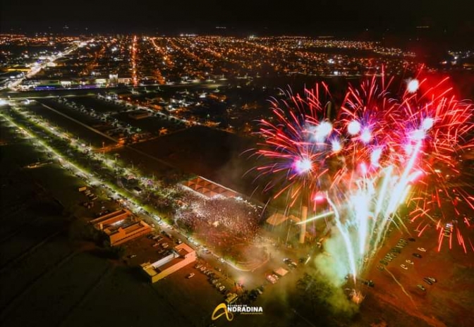 Mais de 15 mil pessoas prestigiam desfile e show de aniversário em Andradina