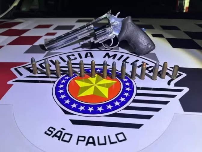 APÓS AMEAÇAR PESSOAS COM REVÓLVER MUNICIADO E DIRIGIR EMBRIAGADO, HOMEM É PRESO PELA POLÍCIA MILITAR EM DRACENA