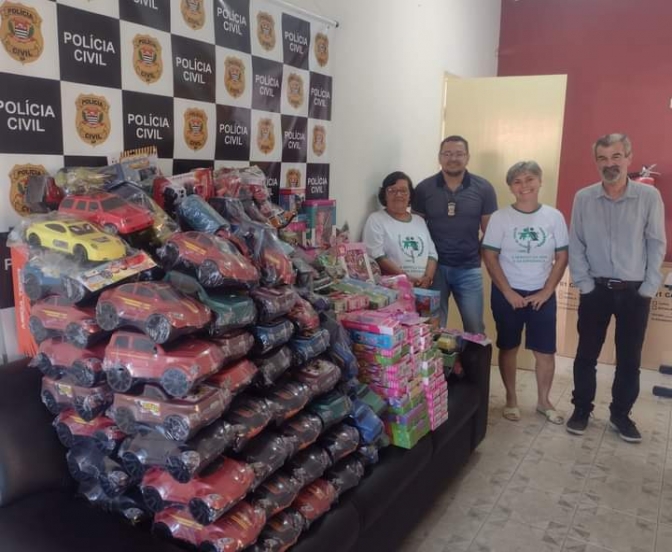 CAMPANHA DE NATAL DA POLÍCIA CIVIL DE PACAEMBU-SP COMPLETA DEZOITO ANOS E FAZ A ENTREGA DE QUATROCENTOS BRINQUEDOS NOVOS À PASTORAL DA CRIANÇA DA CIDADE