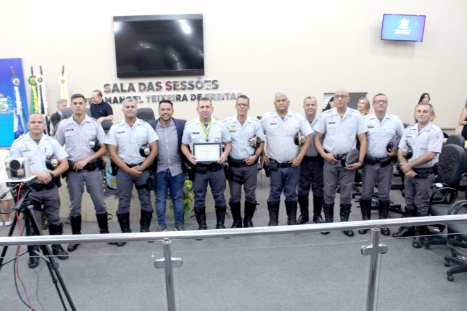 Policial Rodoviário Anderson de Souza Reis recebe medalha Tiradentes pela Câmara de Andradina