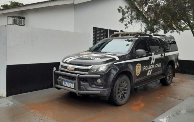 Duas pessoas são presas brigando no centro comercial pela Polícia Civil em Água Clara