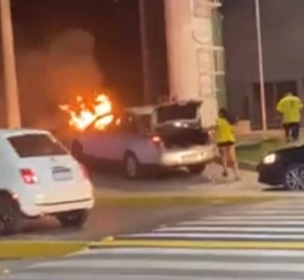 CARRO FICA EM CHAMAS NA ENTRADA DE DRIVE-THRU DE LANCHONETE RECÉM INAUGURADA EM ANDRADINA