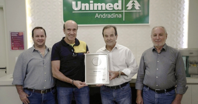 UNIMED ANDRADINA RECEBE PLACA COMEMORATIVA REFERENTE AOS 25 ANOS DA COOPERATIVA