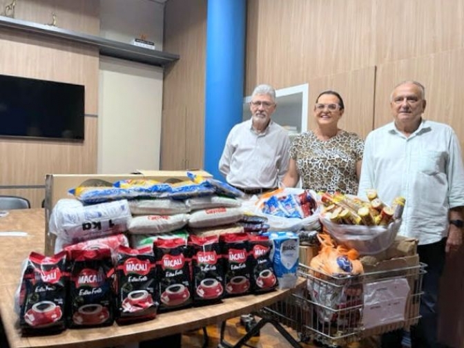 Vereadora Regininha entrega alimentos arrecadados para Santa Casa de Araçatuba