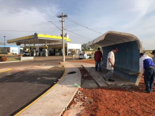 Novo ponto de ônibus é instalado na Avenida dos Três Poderes em Andradina