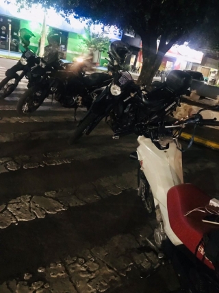 GETAM aborda indivíduo sem CNH, praticando direção perigosa em Honda POP no centro de Três Lagoas