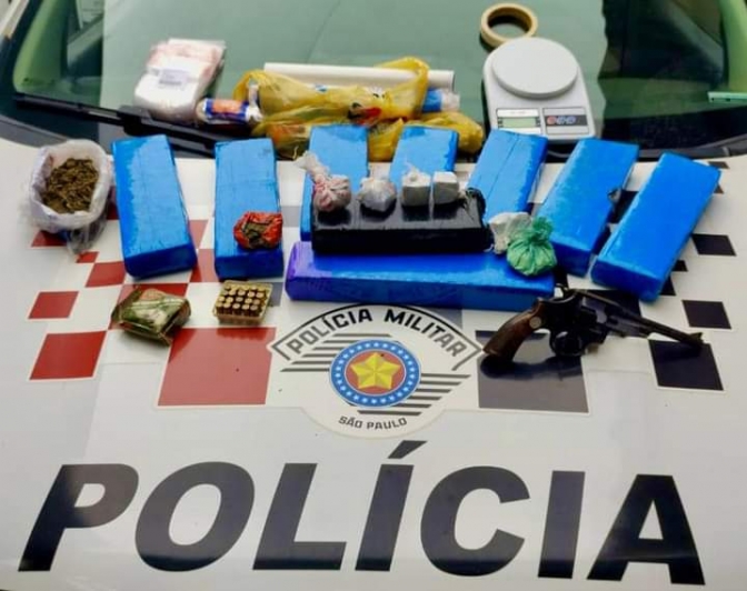 EM APOIO AO 16º BPM/I, POLICIAIS MILITARES DE PEREIRA BARRETO APREENDEM DROGAS E ARMA