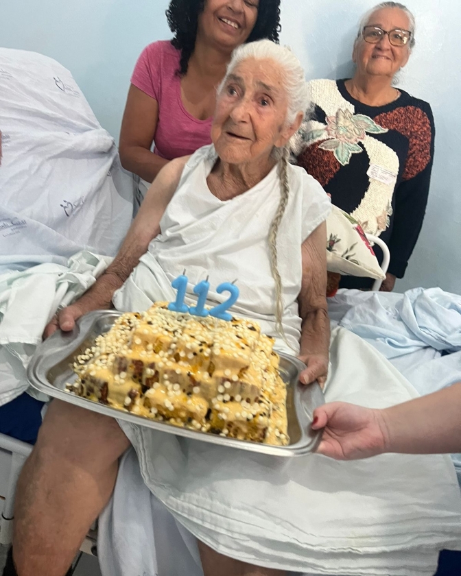 Idosa completa 112 anos hospitalizada na Santa Casa de Andradina