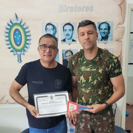 EM DRACENA POLICIAL CIVIL RECEBE HOMENAGEM DO TIRO DE GUERRA DE DRACENA AOS SERVIÇOS PRESTADOS A UNIDADE MILITAR