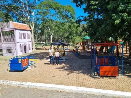 Brinquedos adaptados na Cidade da Criança de Ilha Solteira