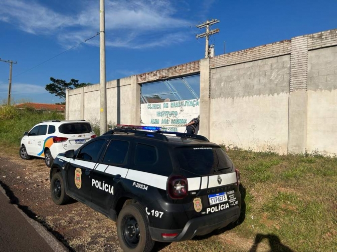 Vigilância Sanitária interdita clínica de recuperação em Aracanguá. Polícia Civil foi no local para confirmar desocupação