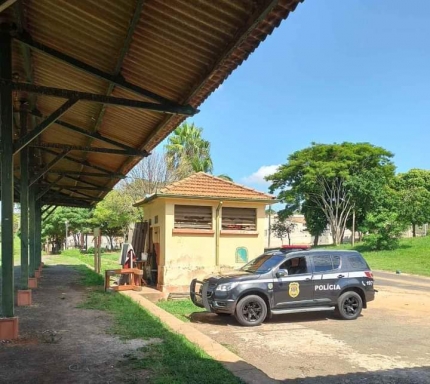 POLÍCIA CIVIL PRENDE EM FLAGRANTE HOMEM SUSPEITO DE PRATICAR VENDA DE DROGAS NA ESTAÇÃO DE TREM DESATIVADA EM DRACENA