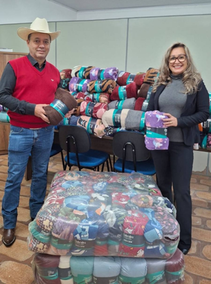 Prefeito de Nova Independência entrega cobertores para população