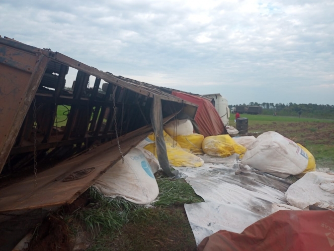 Em Castilho carreta carregada com calcário tomba na SP 300 com BR 262 na divisa de SP e MS