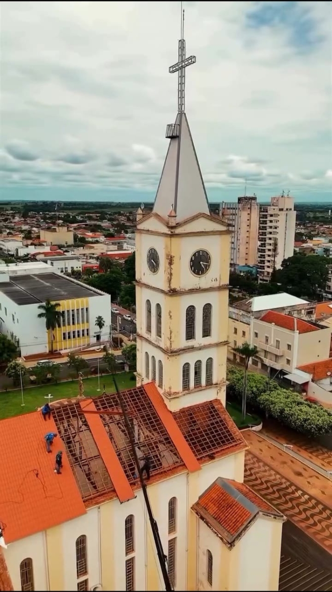 Em Andradina Matriz de São Sebastião segue com a reforma do telhado da Igreja para a correção de vazamentos e troca do forro