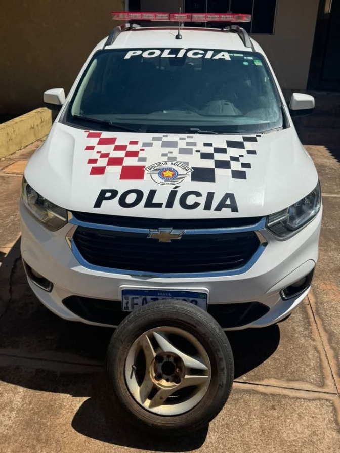 HOMEM É PRESO PELA POLÍCIA MILITAR EM FLAGRANTE POR FURTO DE RODAS DE CARRO EM PANORAMA