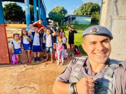 Capitão PM Valdomiro presente na saída de alunos de escola municipal de Castilho