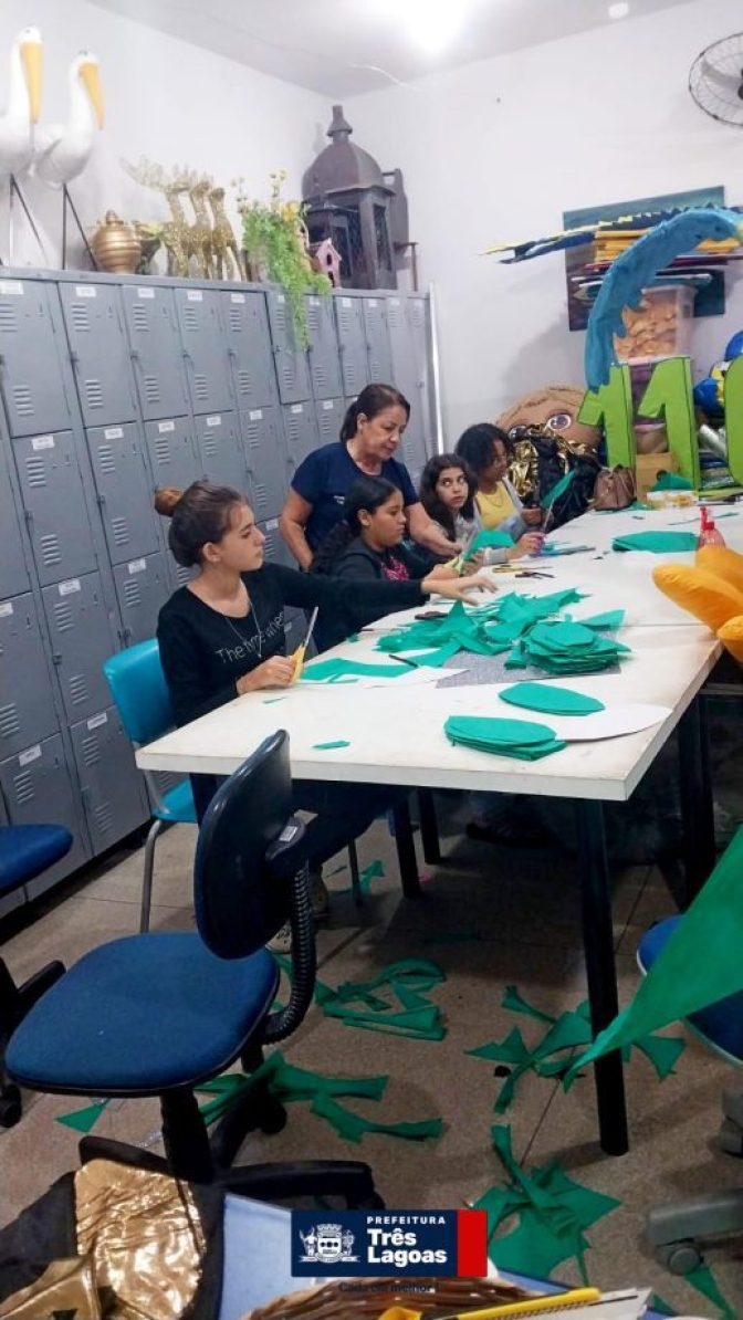Alunos da Diretoria de Cultura participam da produção da decoração do Desfile de 110 Anos de Três Lagoas