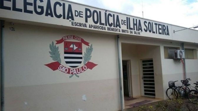 Homem que esfaqueou mulher na porta da delegacia de Ilha Solteira é condenado a 26 anos de prisão