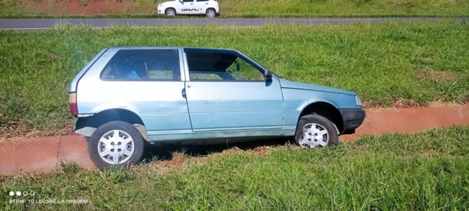 Motorista passa mal e cai com carro em canaleta da rodovia de Andradina