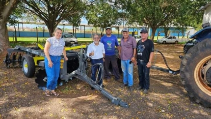 Prefeitura de Castilho entrega grades aradoras para atender a Agricultura