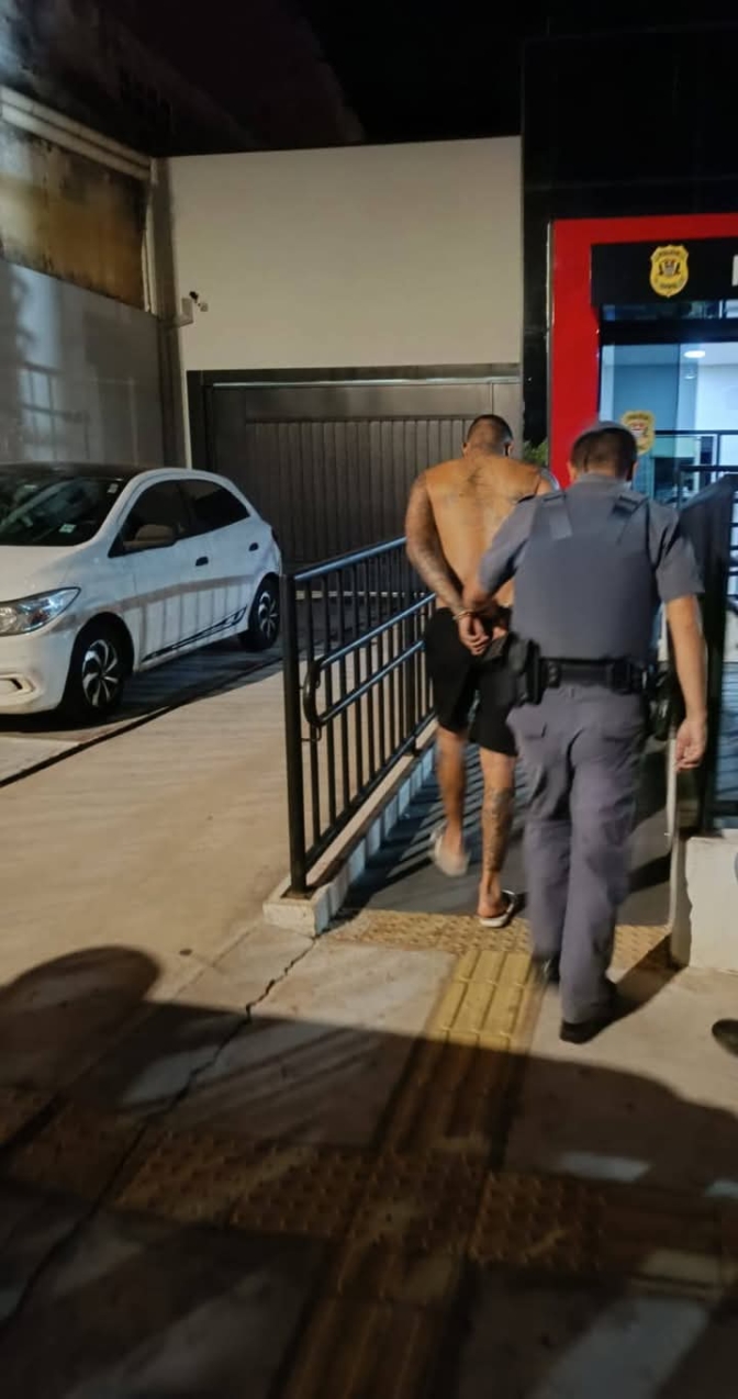 Polícia Militar de Andradina prende homem por violência doméstica e porte ilegal de arma no centro da cidade